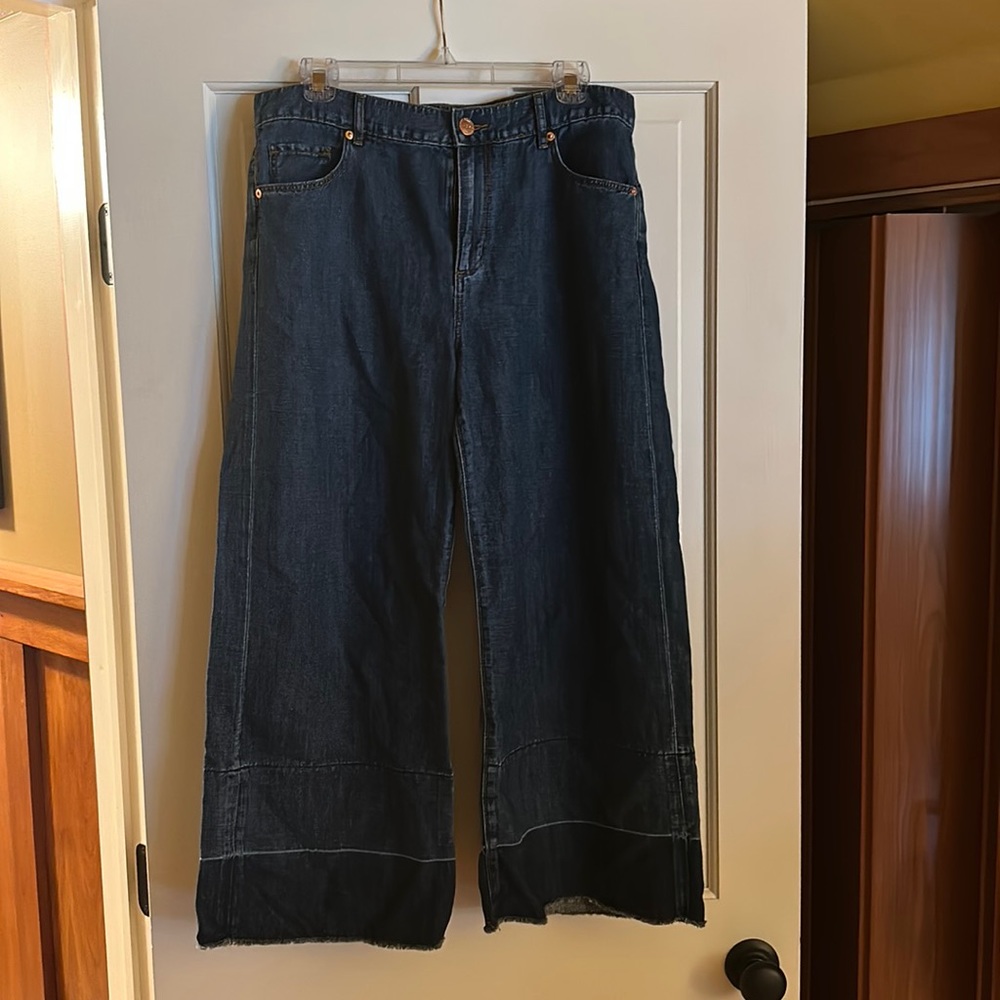 Wide Legged Cropped Jeans